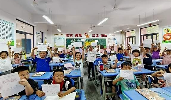 �Ϸ����L��·�ڶ�С�W�L��С��䞳У�^���꼉�Z����ĩ�u�r���