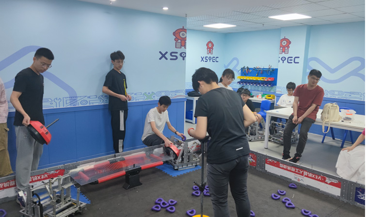 ף�R�Ϸʰ�����ɽ��Уͬ�W(xu��)�@��VEX���ޙC(j��)�����\��(bi��o)ِ����ِ���Ȫ�