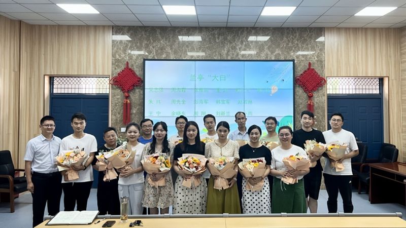 �Ϸ����L(zh��ng)��С�mͤ��У���_(k��i)��ĩ�������Y(ji��)��(hu��)�h