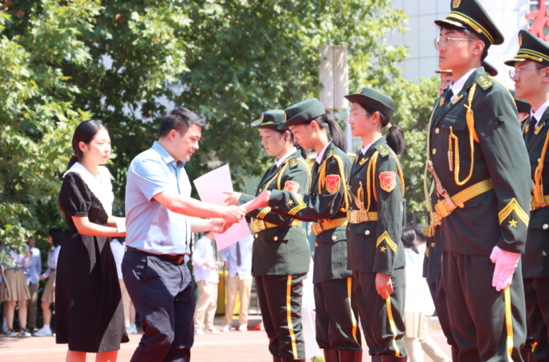 �Ϸʰ��н������F��ɽ��У�e���_�W��Y