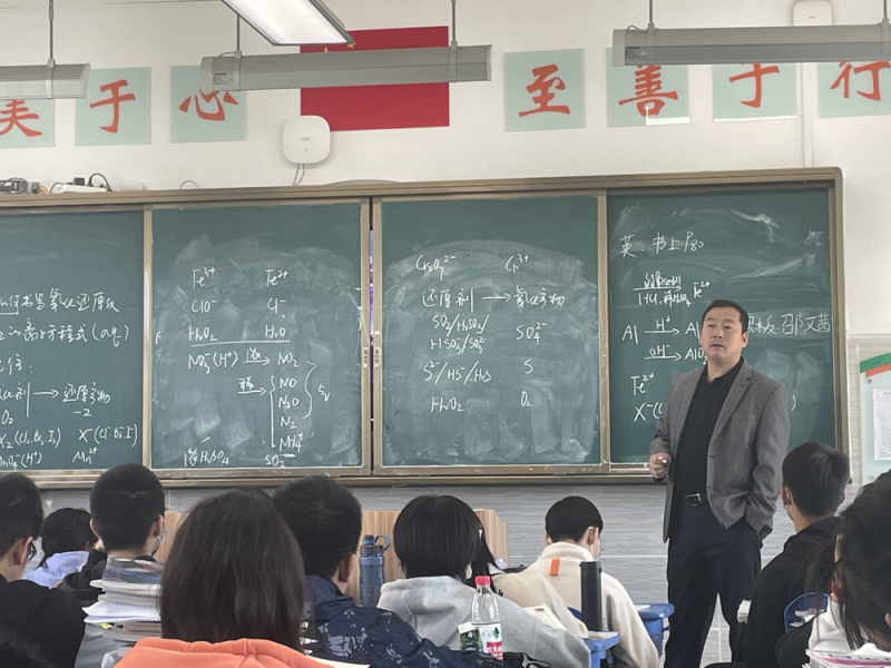 �Ϸʰ��н������F(tu��n)��ɽ��У���W(xu��)�W(xu��)�ƽM��(n��i)����