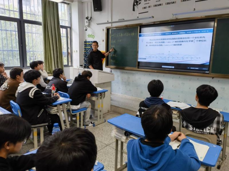 �Ϸʹ��I(y��)�WУ�����W���M���_չ�̌W�󾚱����