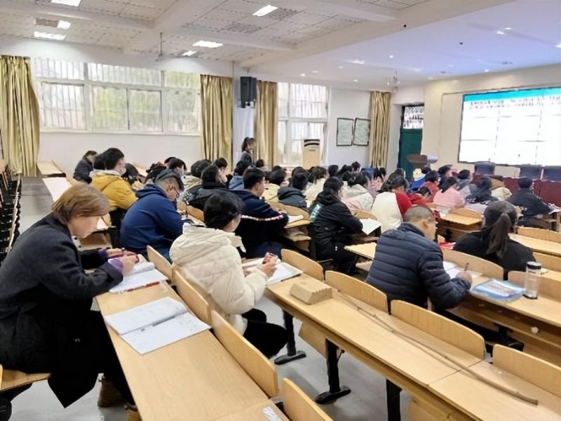 �Ϸʰ�����ɽ��У�������нM�_չ�����{���̡��½̎��R���n���