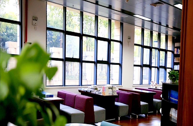 �Ϸ��ЊW�wС�W ���˽���׌�̎����ϐ۽̿��еČ��I���L֮·