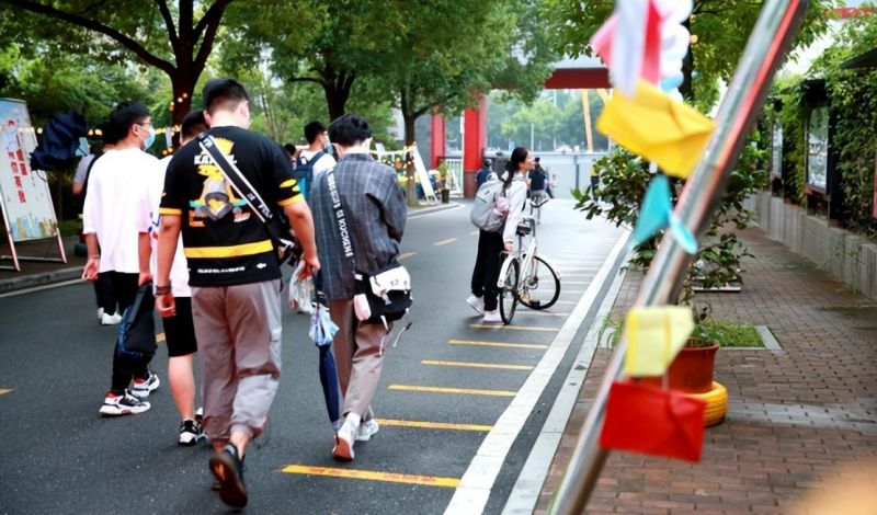 �Ϸ�����ɽС�W ������֪�к�һ�����W�����L�ġ��o��ʹ�ߡ�