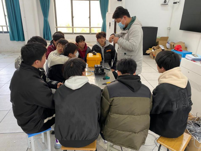 �Ї��Ƅ���I�v����Ϸʹ��I�WУͨ�Ź��̌W�����n