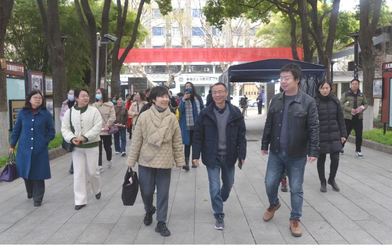 �Ϸʹ��I�WУ���̌W�������θ��Ͼ�ؔ���ߵ��I���g�W�����콻��