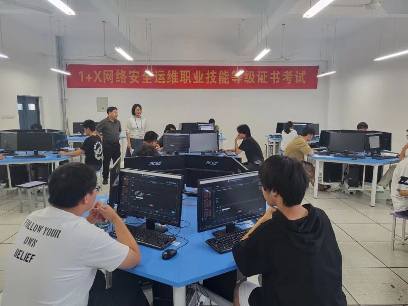 �Ϸʹ��I(y��)�WУ��Ϣ�W������_չ������1+X�W(w��ng)�j��ȫ�\�S���C����