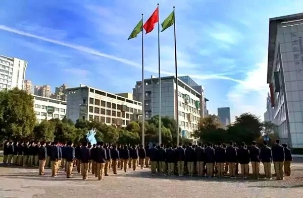 �Ϸ��еڰ��ЌW(xu��)�̎��������l(f��)�F(xi��n)���ӣ�׌�ഺ�����~ï