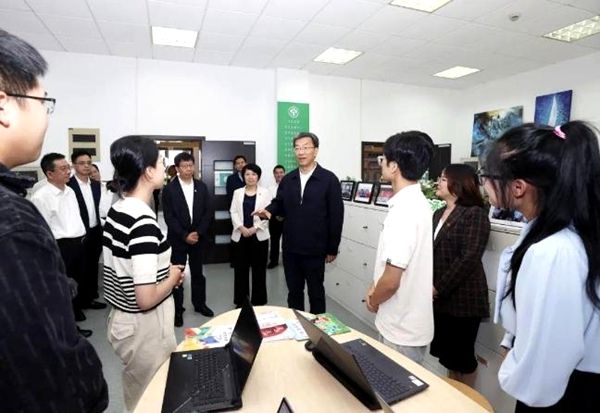 ���M�i���Ϻ���У�{��