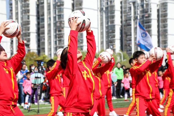 ȫ��������У�@������ɫ�W(xu��)У���|(zh��)�����O(sh��)���M(j��n)��(hu��)���_