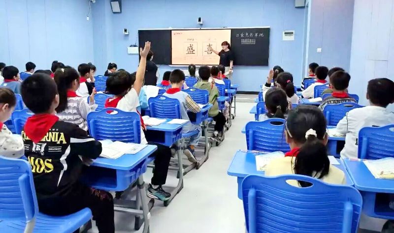 ���b��С�W���AͥУ�^�_չ�Ͷ��Z�Ľ��л��