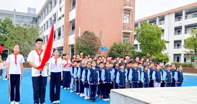 �Ϸ��а���ԷС�W(xu��)�e�н��(du��)76�������}���(d��ng)�����(du��)�T���(du��)�xʽ