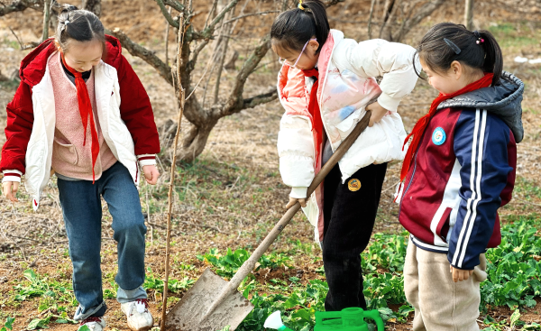 ���|�YԴ�U�ݹ��̼����һ��С��ɽ��У���F�l�����͑׃