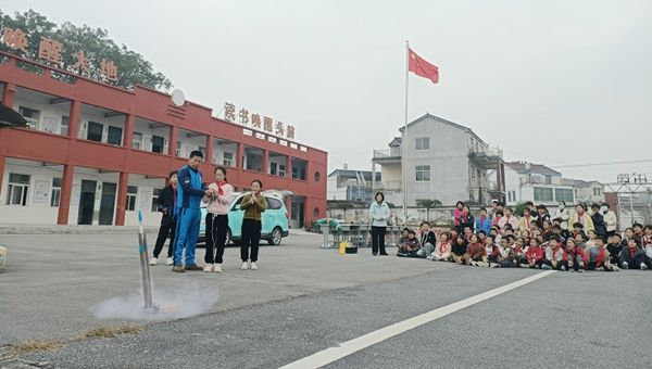 ��ӿh�������С�W(xu��)���պ�������M(j��n)У�@���pУ(li��n)��(d��ng)�c(di��n)ȼ���ꡰ�w���(m��ng)��