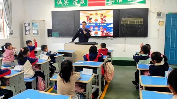 ʮ�����ČW(xu��)У�����θ�У�L(zh��ng)����꼉(j��)�W(xu��)����������衰���o(h��)�㡱