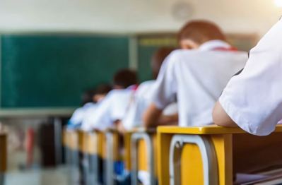 �����������M(j��n)һ���ӏ�(qi��ng)��С�W(xu��)�ճ���ԇ��������