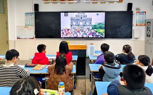 ����С�W��һ�ÿ�Խ�r�յĐۇ��n