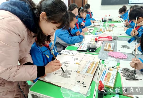 ���c�е�·��һС�W���۽��n�ã��������L