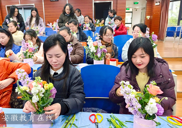 ����һ���e�k�����ˡ��DŮ�����}�廨���