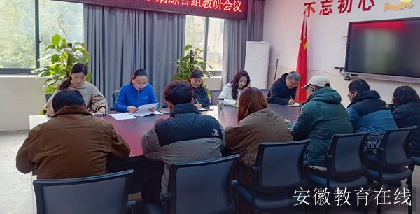 ���c�е�·��һС�W(xu��)�C�ϽM���_�W(xu��)�ڽ��й������h