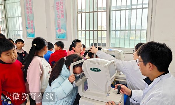 ʮ�����ČW(xu��)У�M���_(k��i)չ����ҕ���z�鹤��