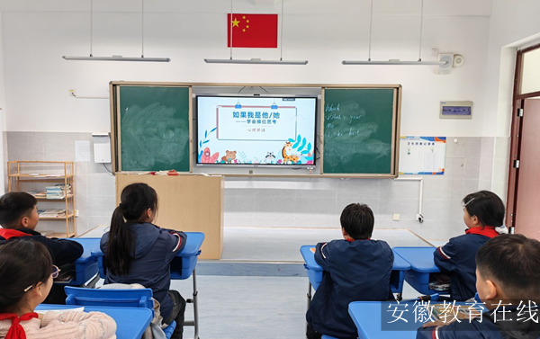 �Ϸʎ�����С�������F(tu��n)�L�S��У�_չ���Qλ˼�������}�����n