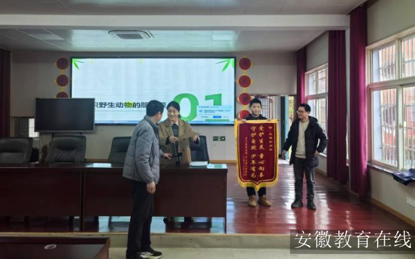 �ľ���һֻ���^���u��һ�ÿ����n �ь��hƽɽ���ČW(xu��)У�e�б����c�����M(j��n)У�@���(d��ng)