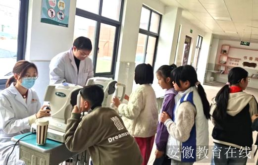 ������ČW(xu��)У�_չ����ҕ���z����(d��ng)