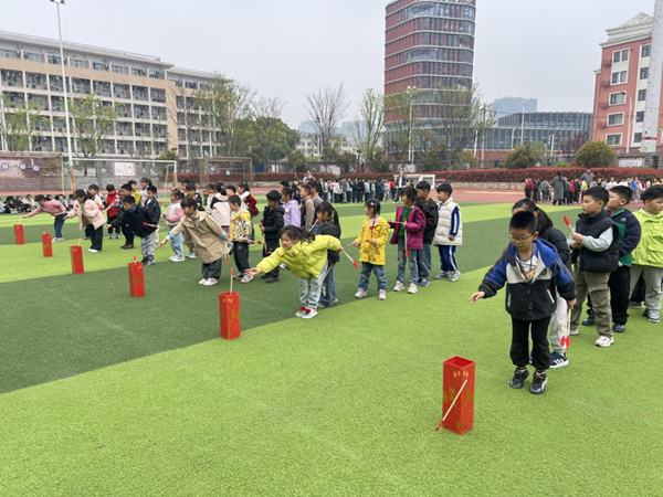 �Ϸ��е����С�W����·У�^��ͯ�ġ��ء������������C���L